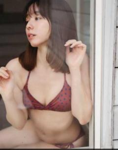 “窓辺で見せた大人の魅力”小池里奈、色気溢れるランジェリーショットにファン大興奮のイメージ画像