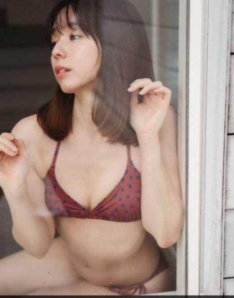 “窓辺で見せた大人の魅力”小池里奈、色気溢れるランジェリーショットにファン大興奮