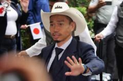 日本代表がメキシコ・モンテレイに到着！ 長友佑都＆菅原由勢は“ソンブレロ姿”でバス降り…熱烈歓迎の声援に応えるのイメージ画像