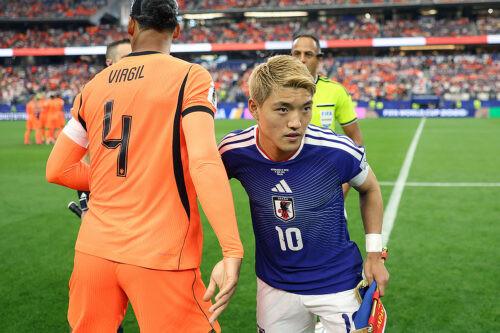 「今自分ができることをやろうと」W杯初戦でゲームキャプテン務めた堂安律「このキャプテンマークは遠藤航のものなので…」