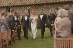 実の父親と継父が一緒にバージンロードで新婦をエスコート、結婚式の動画が話題にのイメージ画像