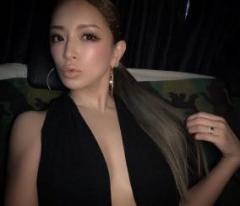 浜崎あゆみ 胸の谷間を加工するも加工しすぎて お尻化 芸能ニュース掲示板 ローカルクチコミ爆サイ Com関東版