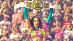 【WWE】チェルシー・グリーンが悲願の女子王座初戴冠！親友裏切りと乱入飛び交う壮絶ラダー戦制すのイメージ画像