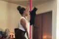 飼い主の真似をして、ポールダンスを..