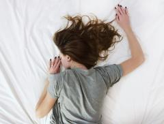 「横向きで寝ると薄毛になる」は本当？ 寝る向きと髪の意外な関係、専門家が解説のイメージ画像