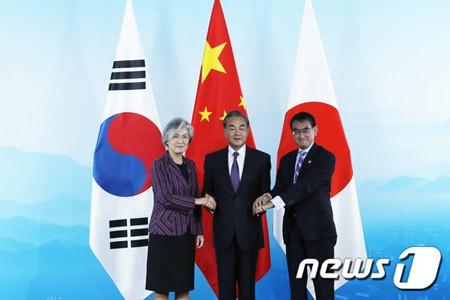 北京で会談の日中韓外相、「3か国協力必要」で一致