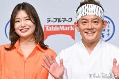 スピードワゴン井戸田潤＆蜂谷晏海、“ラブラブ”夫婦ショットに反響「お似合いの2人」「幸せが溢れてる」のイメージ画像