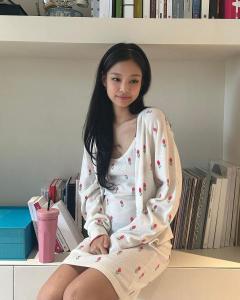BLACKPINK・ジェニー、スタバコラボのタンブラーでコーヒータイム？小花柄の清楚コーデが超キュート