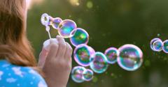 スマホ育ちの子どもに“昔遊び”を残せるか？ しゃぼん玉やけん玉の魅力を再発見