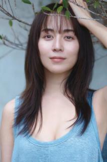 比嘉愛未「FRIDAY」初表紙＆巻頭グラビアで美肌輝くのイメージ画像