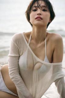 元フジアナ渡邊渚、大胆写真集を発売

