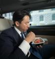 小泉進次郎大臣 赤い牛丼「紅ショウガ特盛」動画が１億回→「紅生姜しか食べてなくてワロタ」ツッコミ殺到「どんだけ好きなん」「持ち帰りであんなに」 進次郎構文「紅生姜オン」