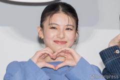 出口夏希、美脚＆美背中大胆披露のブルードレス姿 “唯一の幸せ”告白「涙が溢れ出します」【か「」く「」し「」ご「」と「】のイメージ画像