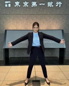 今田美桜、カッコ可愛いパンツスーツルック！「花咲舞が黙ってない」東京第一銀行前でキメポーズ