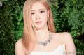 BLACKPINKロゼ、ブラトップ姿で抜群スタ..