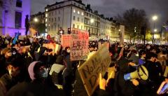 「共産党立ち去れ」 ロンドンで数百人デモ 中国から飛び火　イギリス
