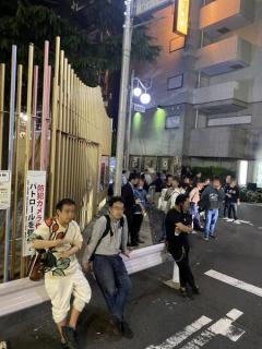 大久保公園、立ちんぼ女子と群がるおじが話題