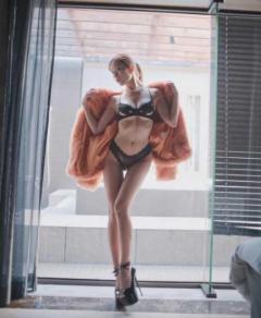 天使梨桜、ファーコートからのぞく黒ランジェリーの極上美ボディを大胆披露「ただただ美しい」「痺れるスタイル」