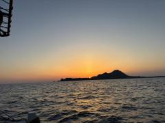 夕日と宝島のイメージ画像