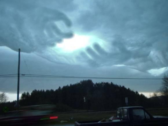 この雲は 何かの前触