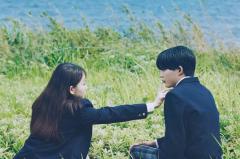 山田杏奈、なにわ男子・長尾謙杜と接近 映画「恋に至る病」“唇に触れる”場面写真解禁