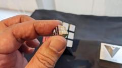 一辺わずか0.99cm！ 超ちっちゃい「極小ルービックキューブ-0.99cm 超精密金属性-」は実際に回して遊べるルービックキューブ