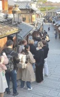 訪日客で溢れかえる京都 外国人だらけの大行列の先にあったのは？風情と無縁の光景に「なんで京都に来てまで？」のイメージ画像