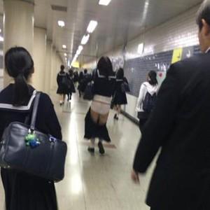 JKが駅でパンツ丸見えに！とんでもない真実が発覚する