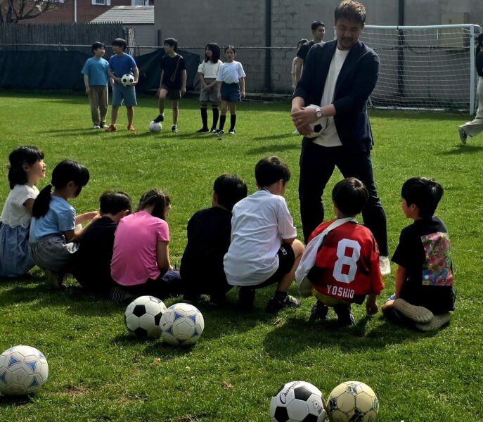 岡崎慎司さんがニューヨーク育英学園を訪問、「失敗を恐れぬ挑戦」を子どもたちに伝授