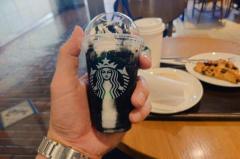 フラペチーノ小さくない？手が大きすぎてまるでトリック写真のように