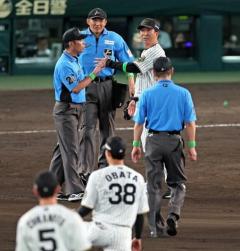 阪神・藤川監督がオリックス・広岡の併殺崩しのスライディングに猛抗議のイメージ画像