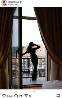 ベッドで魅せる視線、ベランダで際立つスタイル…ローラ圧巻の美貌に「これこそ美！」