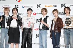 BOYNEXTDOORジェヒョン「Mカ」ステージMCに緊張 「頑張って！」「1番最高MC」とメンバー励ます【KCON JAPAN 2025／レッドカーペット】