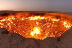 トルクメニスタンの「地獄の門」と呼ばれるクレーター、ついに炎が弱まるのイメージ画像