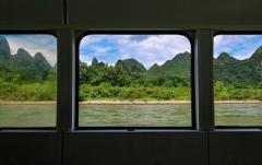 広西の漓江で船の窓をフレーム代わりに写真撮影―中国のイメージ画像