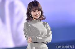 元HKT48朝長美桜、腰下深めスリットから美脚披露「着こなしおしゃれ」「セクシー」の声