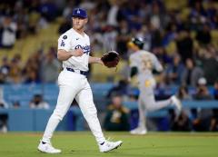山本由伸「10勝目」を好アシスト！ 26歳右腕がメジャー1位「0/17」の“火消し”でチームに貢献中