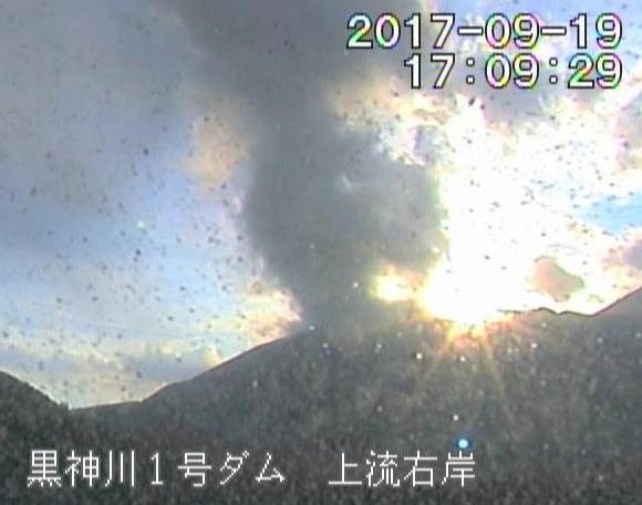 桜島 昭和火口の噴火28回 火口から飛び散るマグマもハッキリ