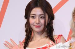 LE SSERAFIMユンジン、ディズニーでプリンセスとハグ 10歳ショットに反響「子どもの時から完成されてる可愛さ」「面影がある」のイメージ画像