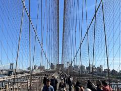 交わる光と街のイメージ画像