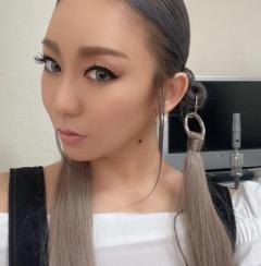 倖田來未が春ダルマになった？住吉杏奈とのふわモコツーショットを披露！