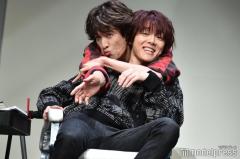 Snow Man向井康二＆室龍太、木村拓哉オマージュ・歌唱パフォーマンス…アドリブ炸裂で“るたこじ”全開【「ムロムカイ」ゲネプロレポ】