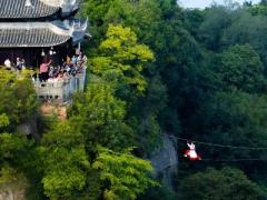 四川省の竇圌山でスリル満点の「鉄索飛渡」ショー―中国のイメージ画像