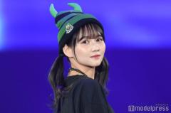 人気アーティスト、美脚披露 新グッズのセットアップ姿に反響「センス抜群」「スタイル良すぎ」