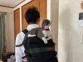 一緒に登校する？バックパックの上に..