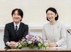 秋篠宮ご夫妻の慰霊碑に供える“花の置き方”に批判が殺到、作法について宮内庁を直撃