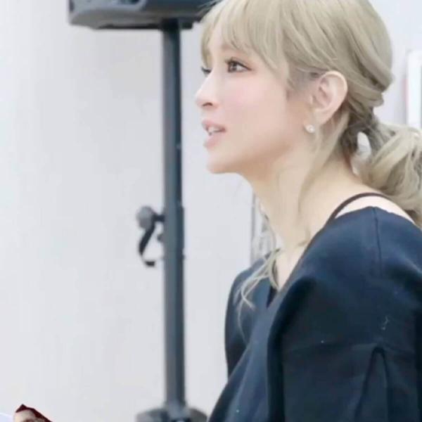 浜崎あゆみ、ライブに向けた稽古中の姿に疑問続出「本当に妊婦さん？」