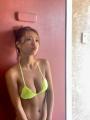 橋本梨菜、褐色ボディに映えるイエロ..