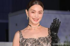 蛯原友里、堂々美脚輝くショットに「神々しすぎる」「美しい」と熱視線