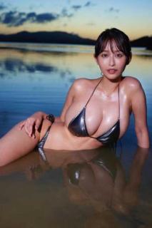 天野ちよ、水面に映る“もう一人の自分”テカテカの極小ビキニでグラマラスボディ披露「美しく神々しい」のイメージ画像